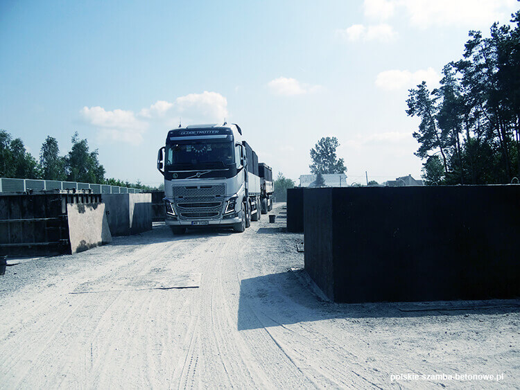 Transport szamb betonowych  w Włodawie